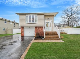 151 Sotzen Ave, Holbrook, NY 11741
