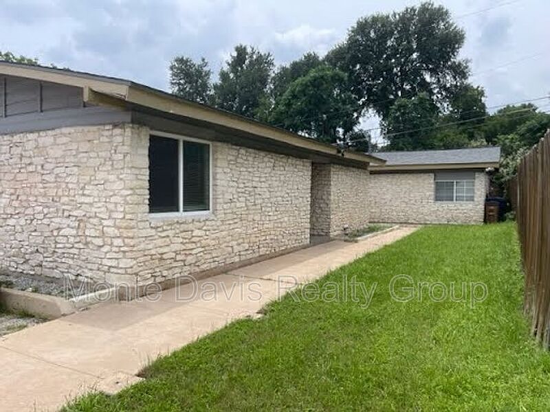 1st image of 2807 Lovell Dr #A