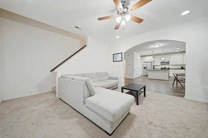 4 bed, 2.5 bath, 2400 sqft, $2,900 — Photo 4