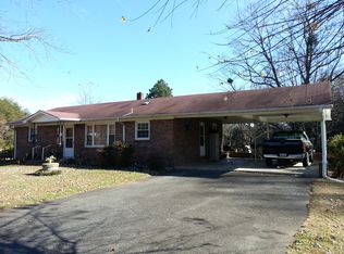 1075 Mountainside Ln, Pilot Mountain, NC 27041