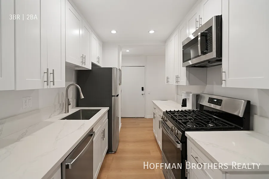 7441 Hazeltine Ave Van Nuys, CA 91405 — Photo 2