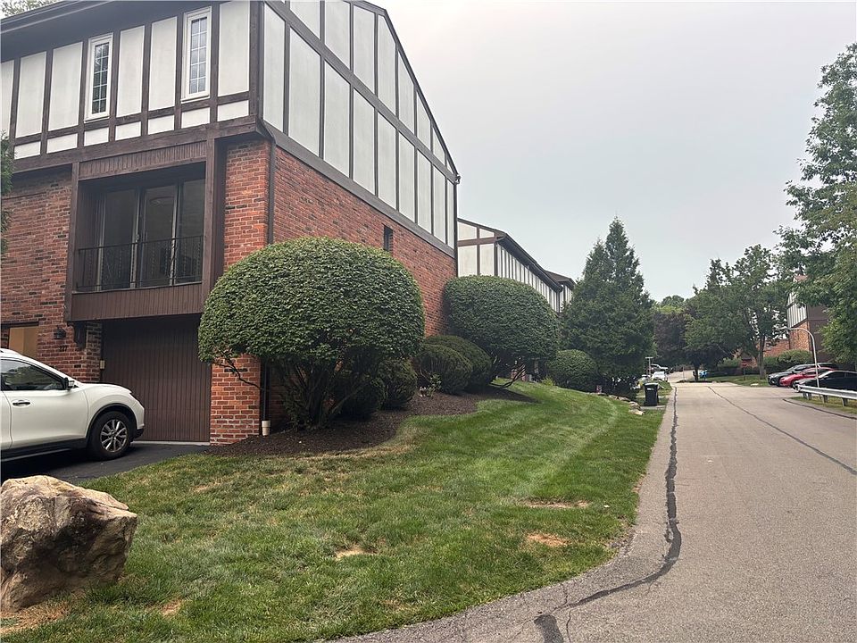 1st image of 227 Queensberry Ct