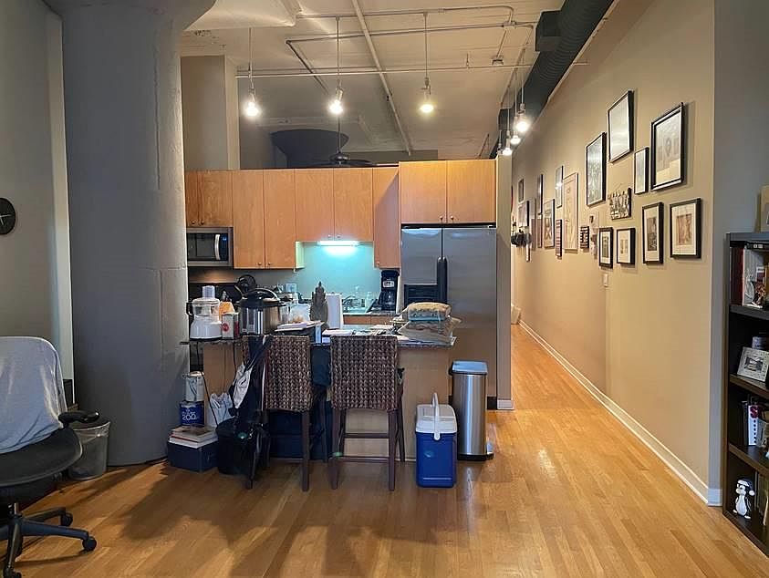 1st image of 547 S Clark St APT 305