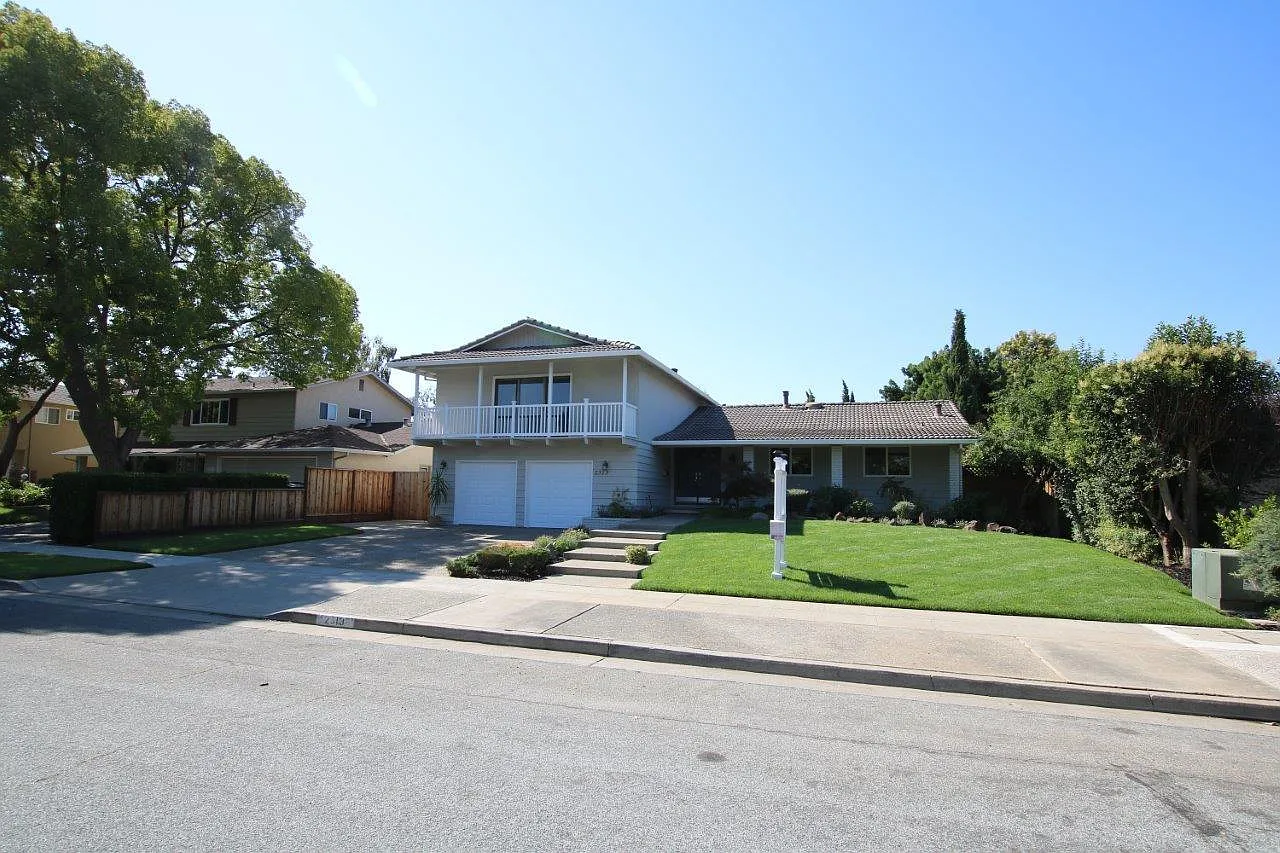 2313 Walden Sq photo 1