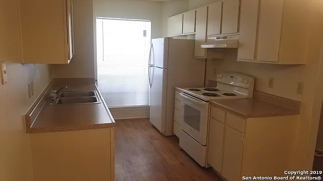 2 bed, 2.0 bath, 4472 sqft, $1,050 — Photo 3