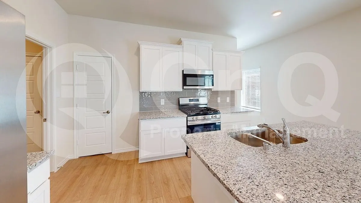 4 bed, 2.5 bath, 2133 sqft, $2,149 — Photo 4