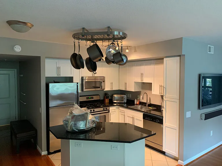 1021 N Garfield St #405 — Photo 2