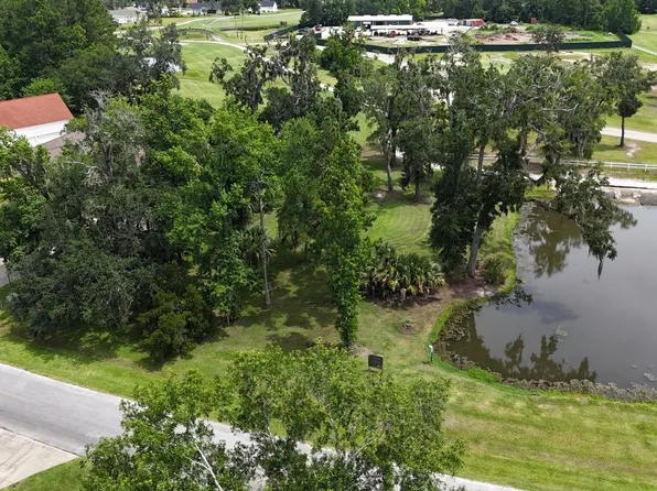 370 Oak Grove Island Dr, Brunswick, GA 31523