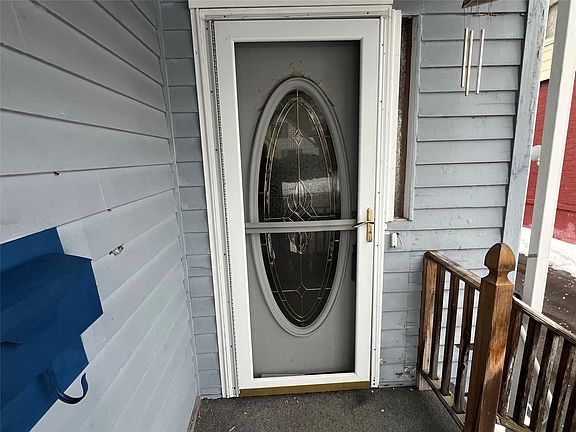 4th image of 19 Riverside St