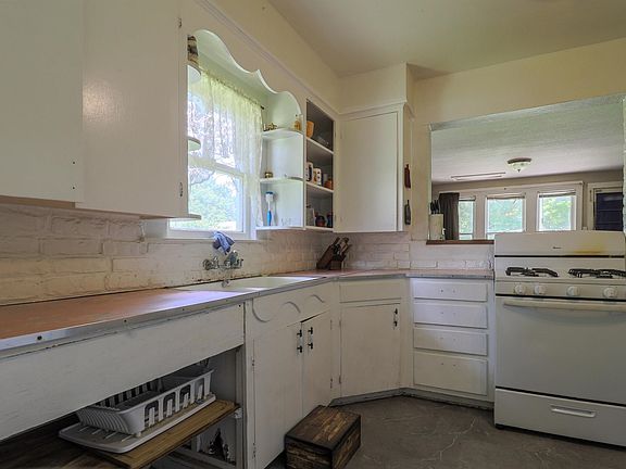 4th image of 518 N Green St