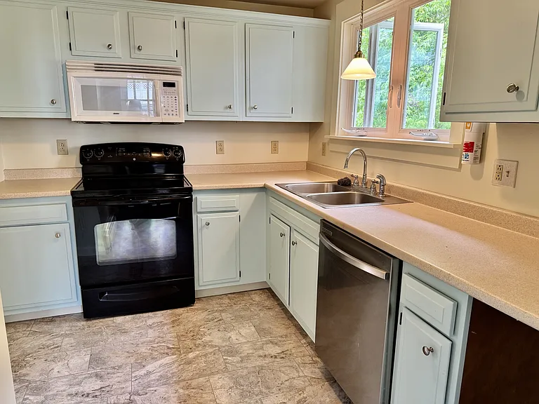 131 Orange St — Photo 2