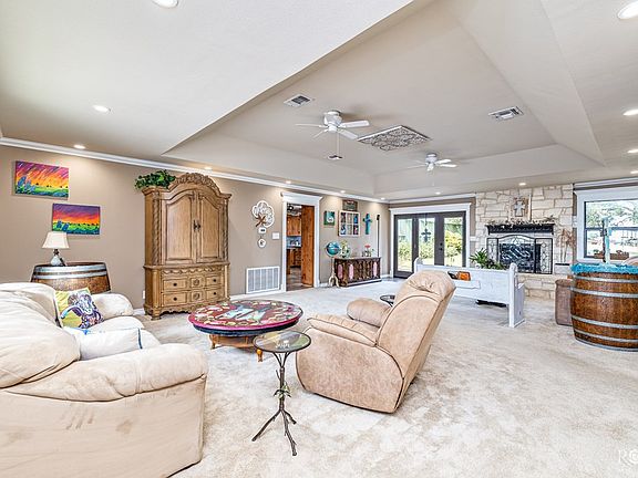 3rd image of 714 Hohmann Rd