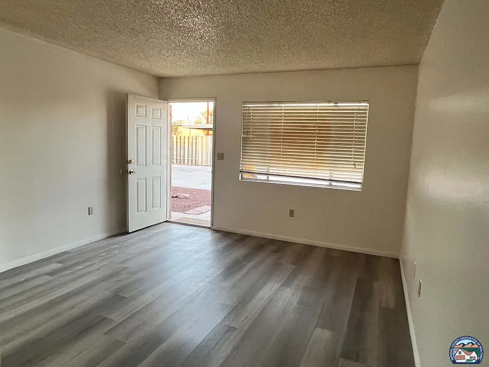 2 bed, 1.0 bath, 700 sqft, $1,425 — Photo 2