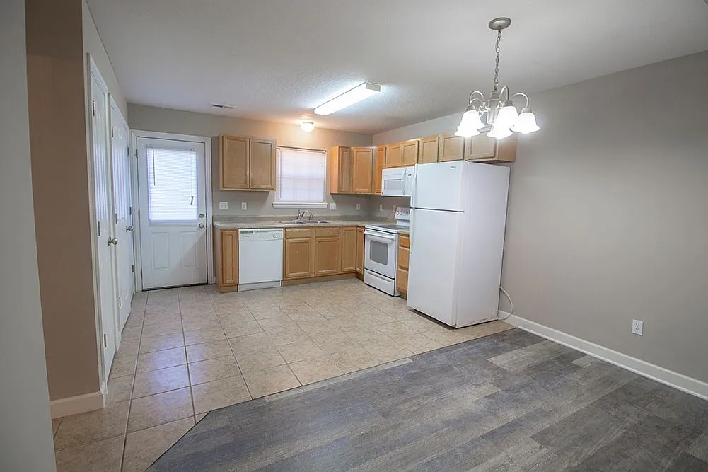 Spacious North Side Townhouse — Photo 1