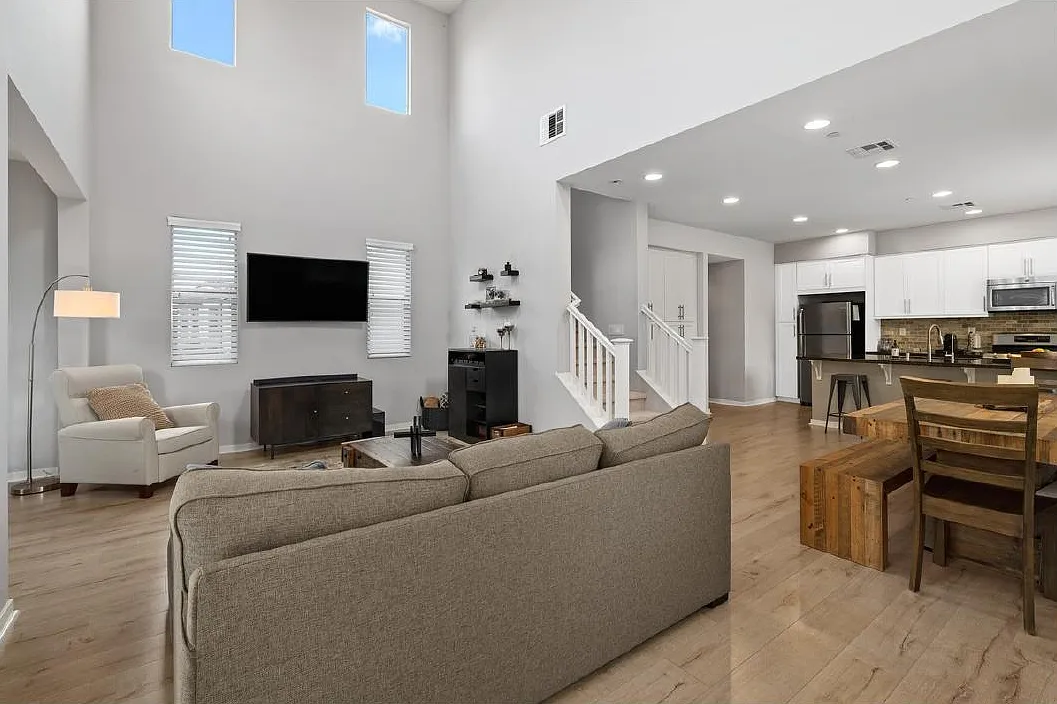 2 bed, 1637 sqft, $4,200 — Photo 4