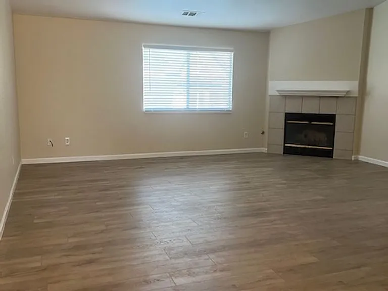1480 Bentley Dr — Photo 2