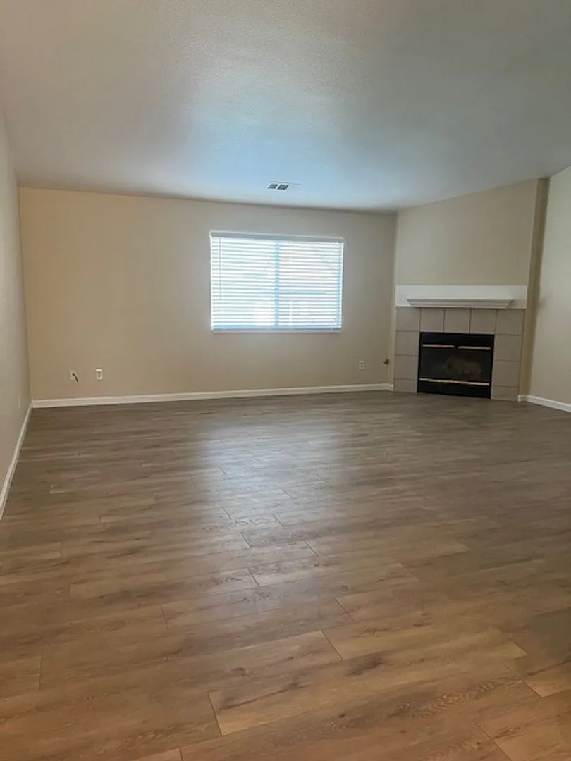 Building Photo - 1480 Bentley Dr