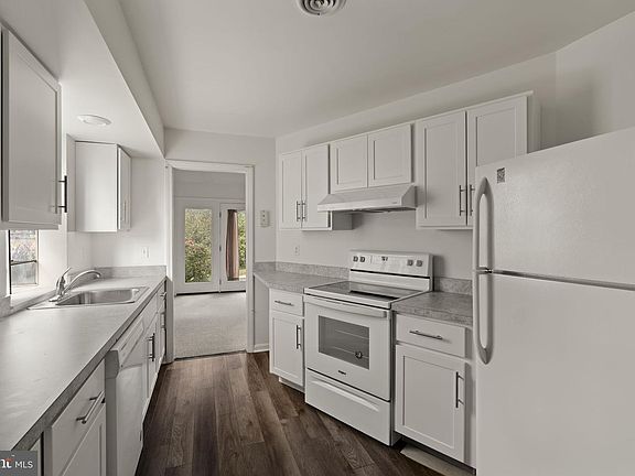 4th image of 391 E Jackson St
