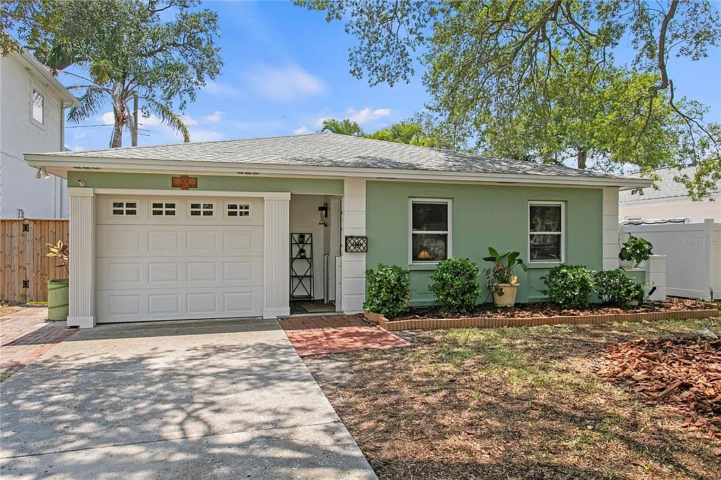 3 bed, 2.0 bath, 1411 sqft, $6,500 — Photo 2