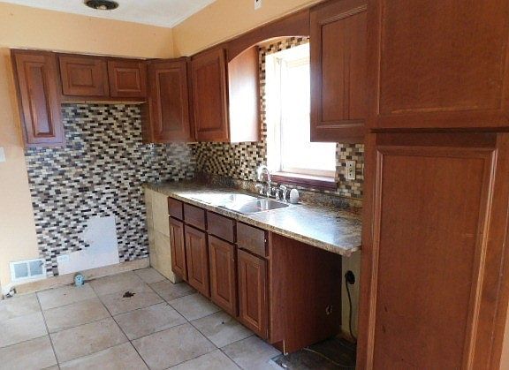 4th image of 1022 Eastern Ave