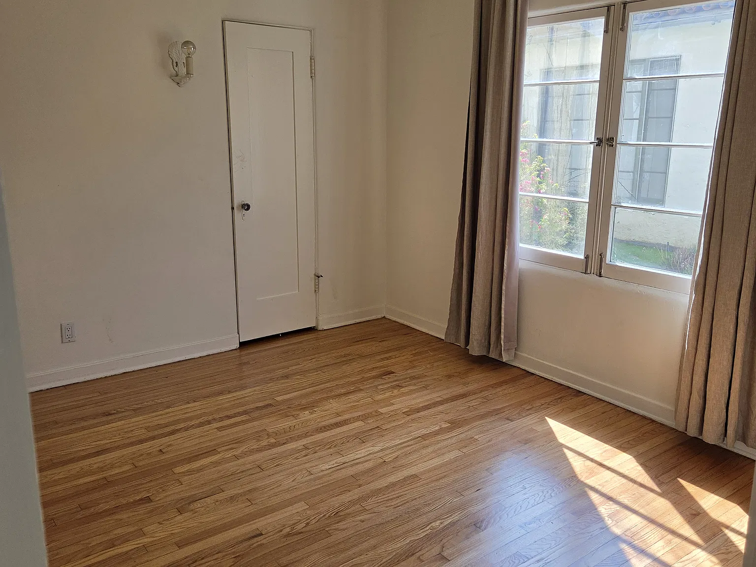1232 1/2 N Flores Ave — Photo 3