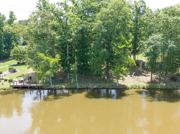 27 King Cir, Greenwood, SC 29649