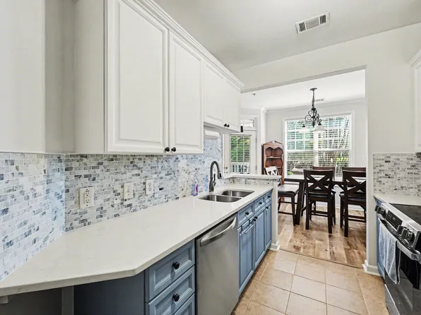 8221 Allyns Landing Way APT 204, Raleigh, NC 27615