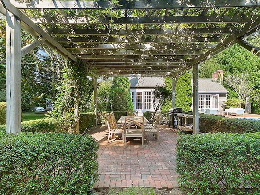 54 Manor Ln N in East Hampton Out East