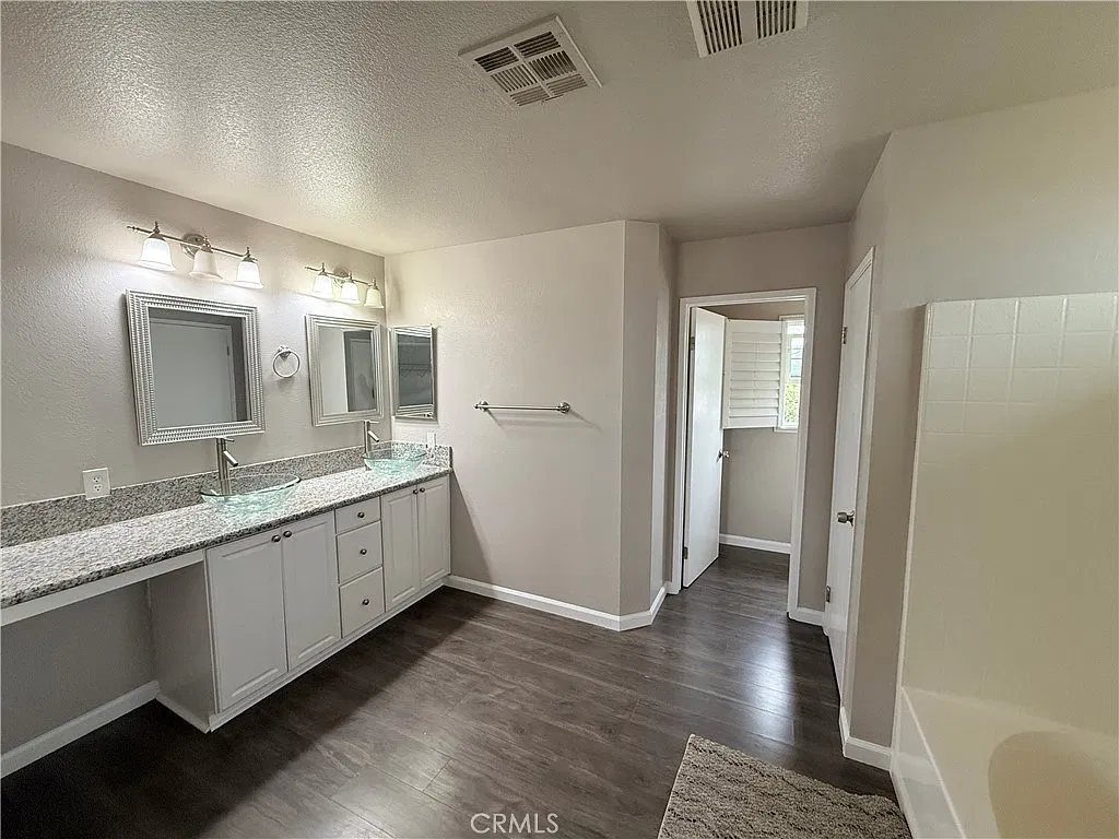 3 bed, 1959 sqft, $2,900 — Photo 2