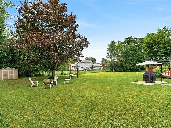 5th image of 33 Greenbriar Dr