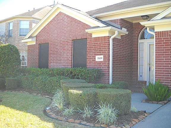 Manicured front yard with sprinkler system