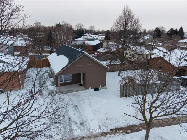 2 Pipers Green Ct #3, Kitchener, ON N2E 3C6