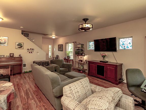 3rd image of 374 Leora Park St