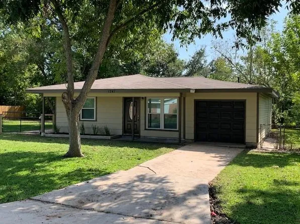 1241 Oak St, Hitchcock, TX 77563