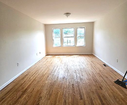 2nd image of 237-238 Fabyan Pl #1