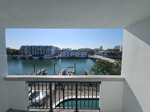 8101 Crespi Blvd #304 Photo 1