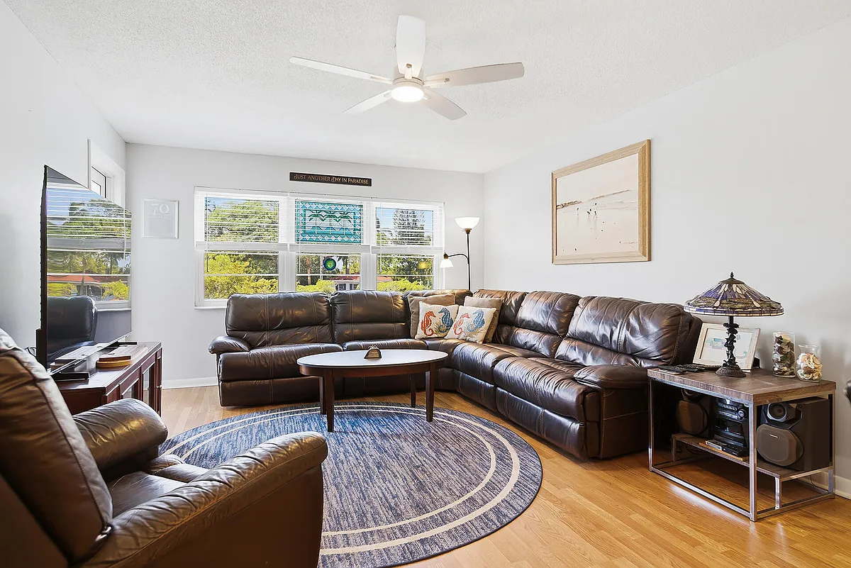 Building Photo - 1502 S Lakeside Dr #302