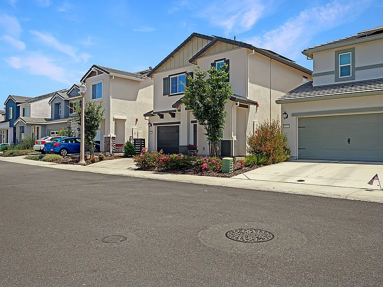 2213 Comstock Ln — Photo 30