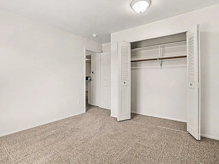 Emerald Park Apartments — Photo 17
