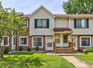 17446 Utica Oaks Ln, Roseville, MI