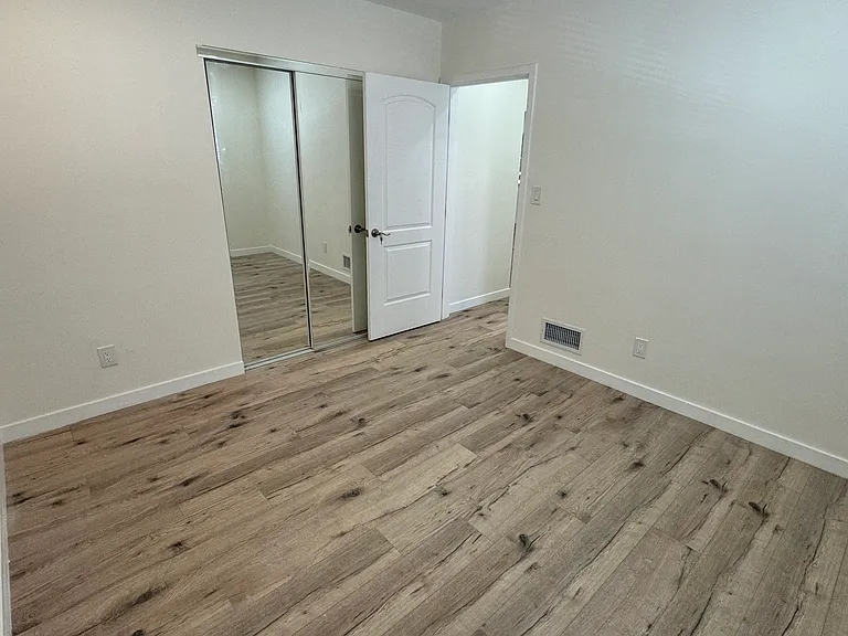 11689 Chandler Blvd — Photo 11