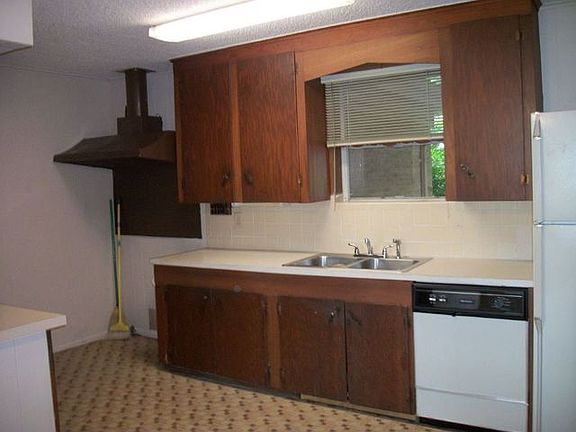 3rd image of 406 E Carolanne Blvd