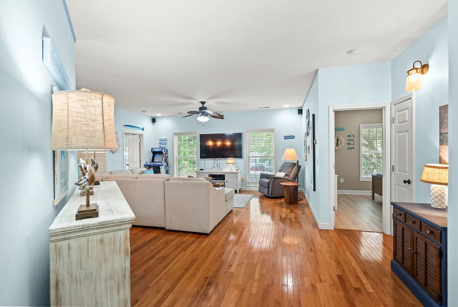 4 bed, 3.0 bath, 2249 sqft, $8,572 — Photo 3