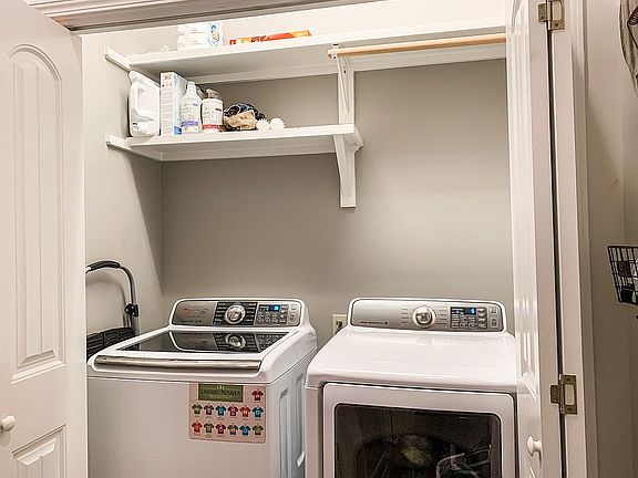4th image of 222 Stoneburg Dr
