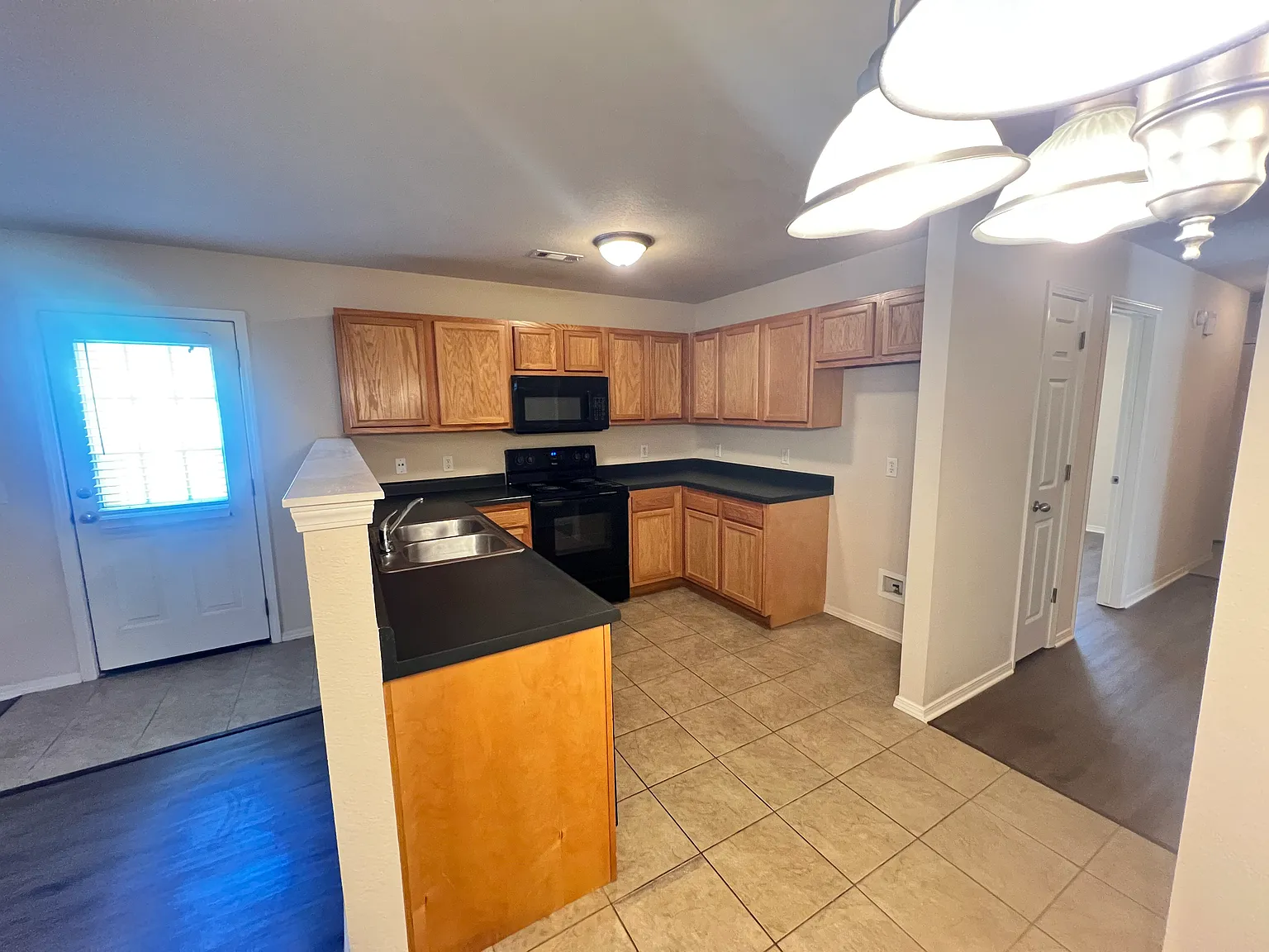 3 bed, 1140 sqft, $1,550 — Photo 3