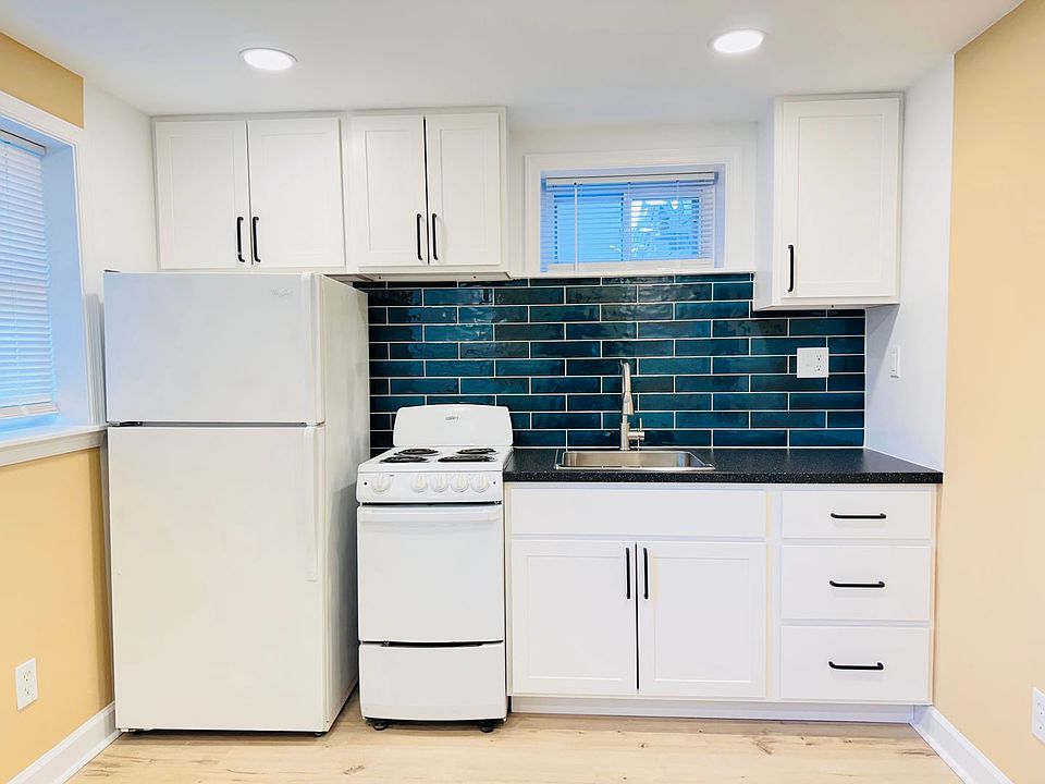 1st image of 816 Greenwood Cir APT 6