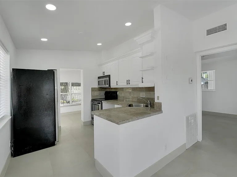 812 NE 4th Ave — Photo 35