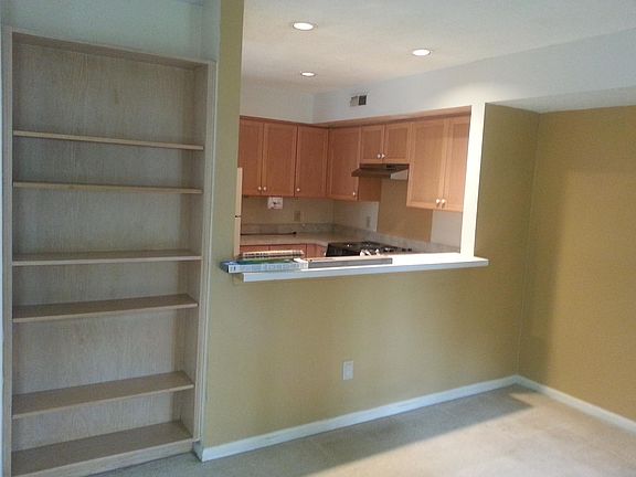 5th image of 912 Woodcreek Dr