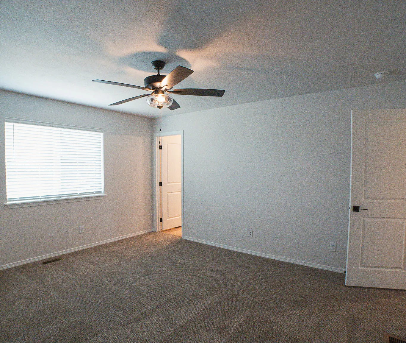 3 bed, 2.5 bath, 1916 sqft, $2,595 — Photo 3