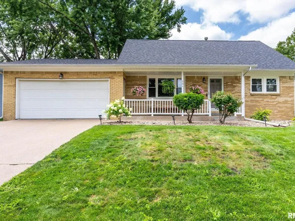 604 N 8th St, Eldridge, IA 52748